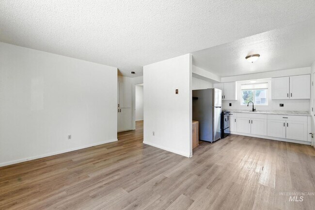 Building Photo - 115 Hudson Ave Unit E