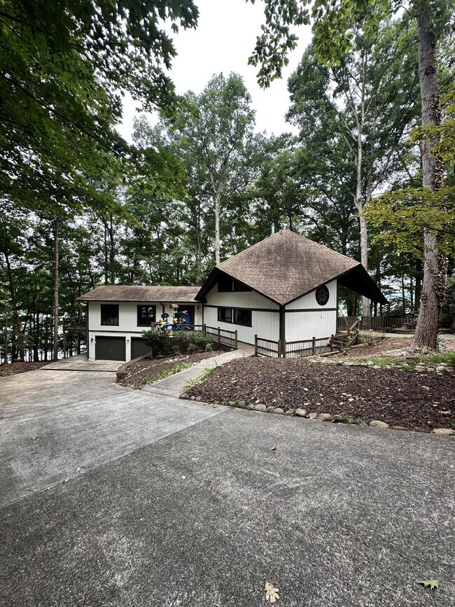 Building Photo - Beautiful Lake Front Property!