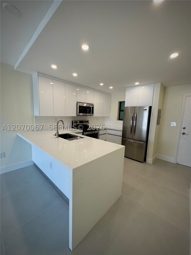 Building Photo - 1530 SW 2nd St Unit 405