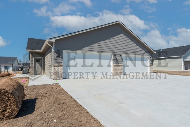 Building Photo - 5121 N Cypress St Rental