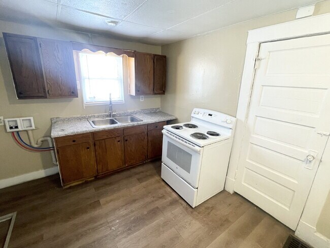 Photo - 3 Bedroom with 1.5 car garage/workshop combo (has electricity)