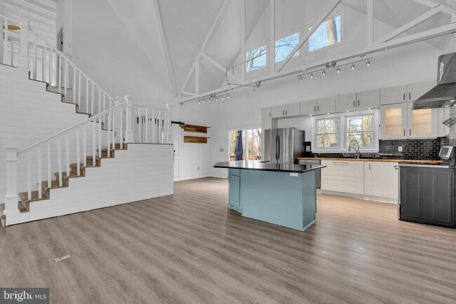 Photo - 1080 Crestview Dr