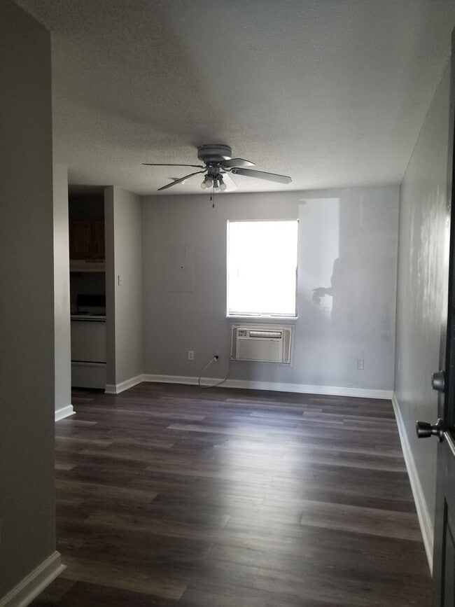 Building Photo - Newly remodeled 1 bed 1 bath Unit 1544 C