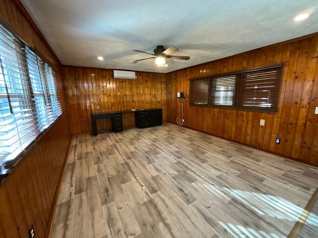 Photo - Spacious 3/2 in Greenwood with Everything ...