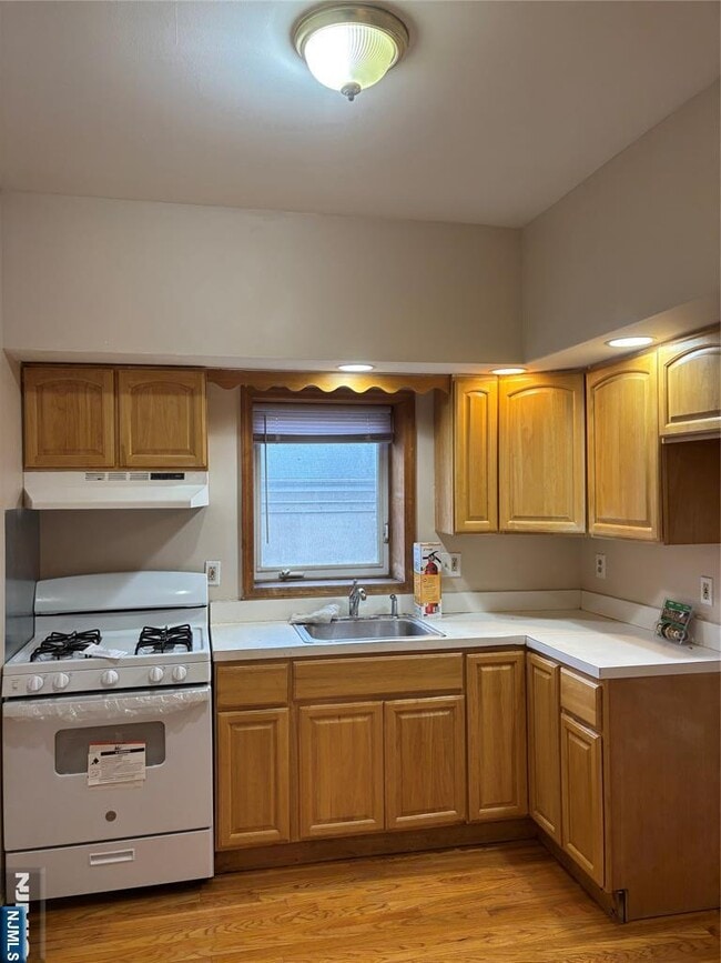 Building Photo - 121-123-123 Ridge Rd Unit 3-3 Rental