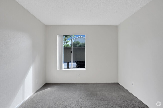 2 BR, 1 BA - 707 SF