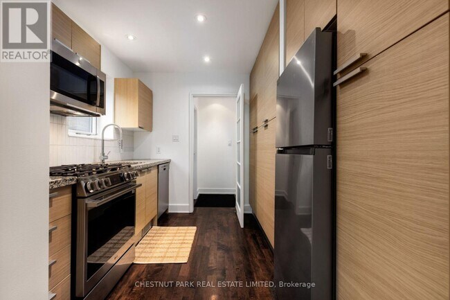 Photo - 734 Huron St