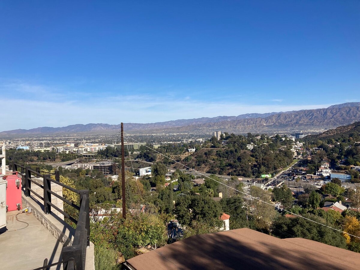 RARE HOLLYWOOD HILLS COTTAGE W/ 180 DEGREE... - RARE HOLLYWOOD HILLS COTTAGE W/ 180 DEGREE... Casa