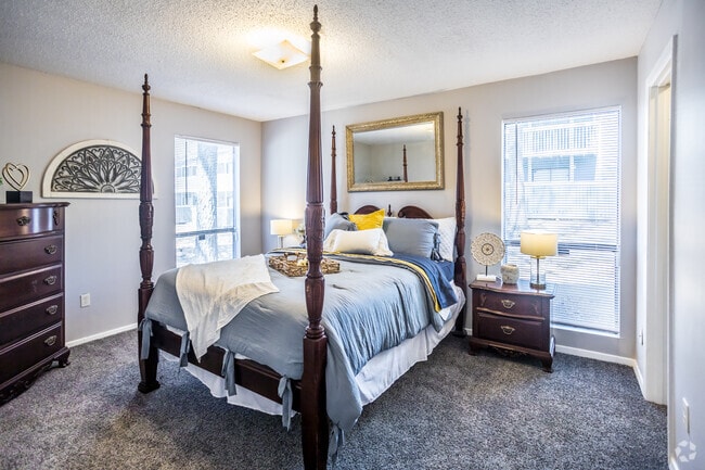 2HAB, 1,5BA - 950SF - Highland Meadows Apartments