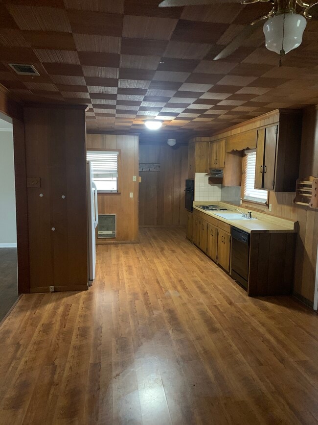 Photo - 506 Zetterower Rd