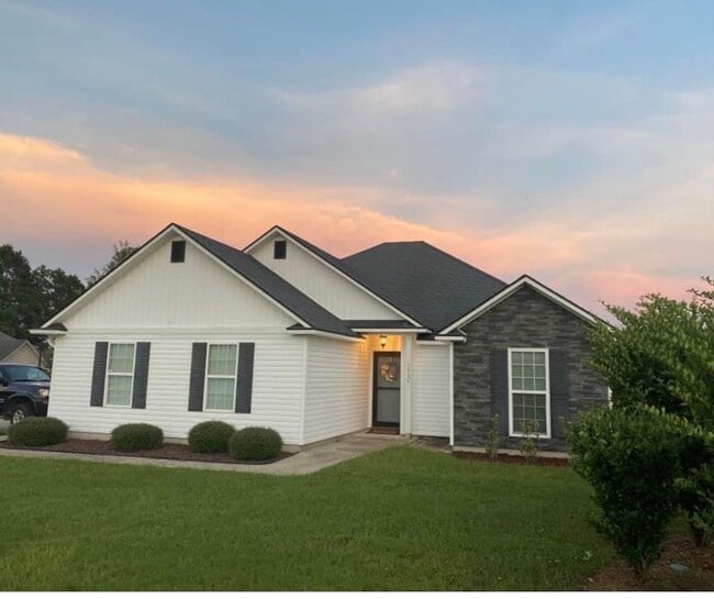 Building Photo - Charming Southern Living: Your Dream Home Awaits in Valdosta, Georgia!