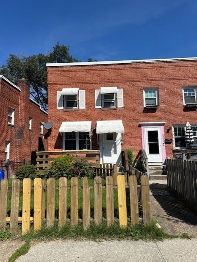 Building Photo - 2324 Kensington St