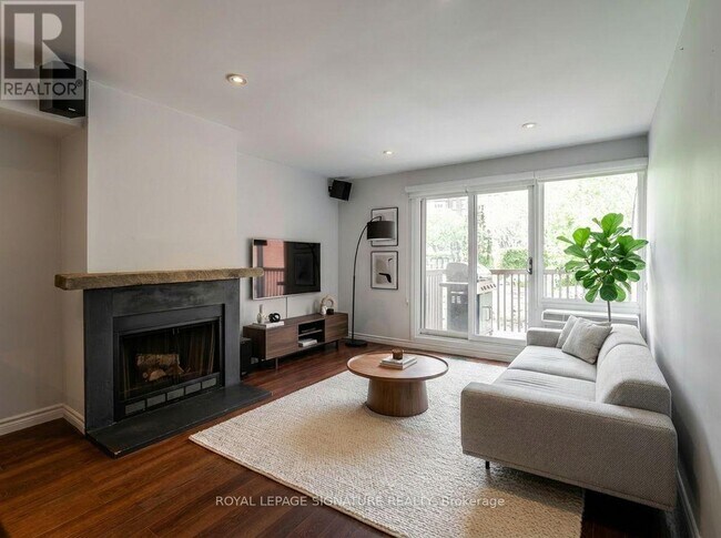 Photo - 598 Wellington St W
