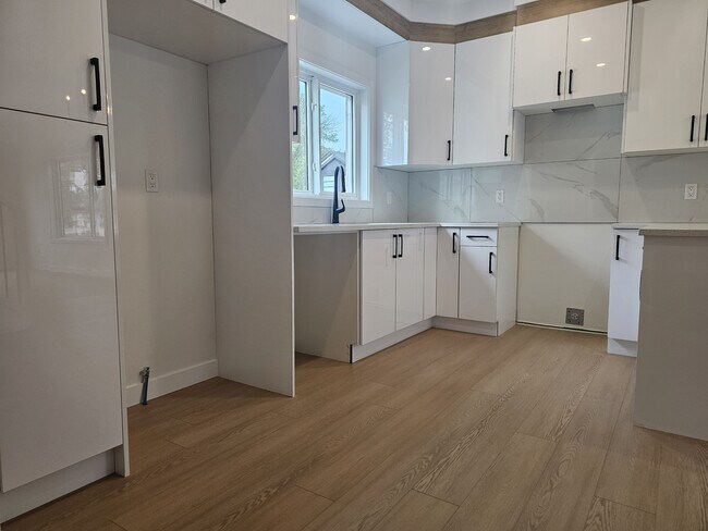 Photo - 15315-15395 95 Ave NW