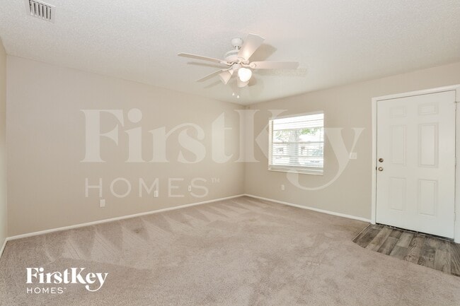 Photo - 910 Clayton Dr