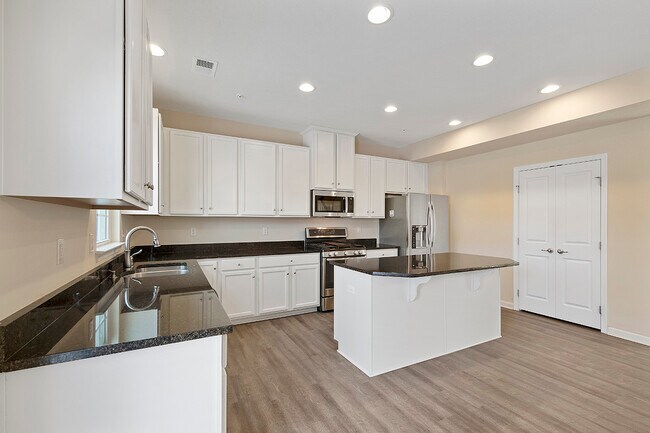 Gourmet Kitchen with upgraded cabinetry, granite counter top and stainless still appliances. - 1201 Pointe View Dr
