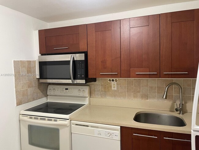 Building Photo - 3522 NE 171 St Unit 206