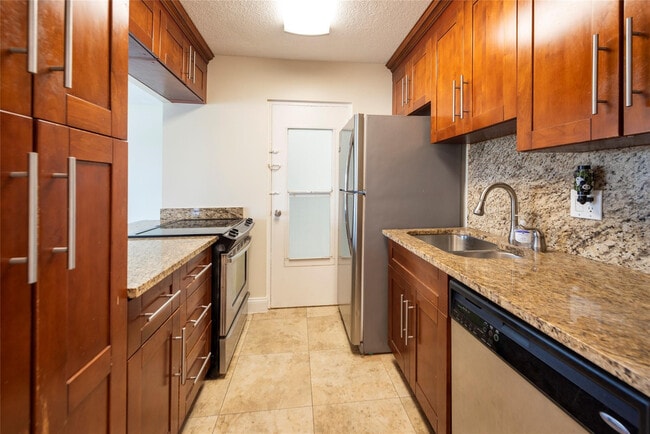 Photo - 2555 NE 11th St Unit 302