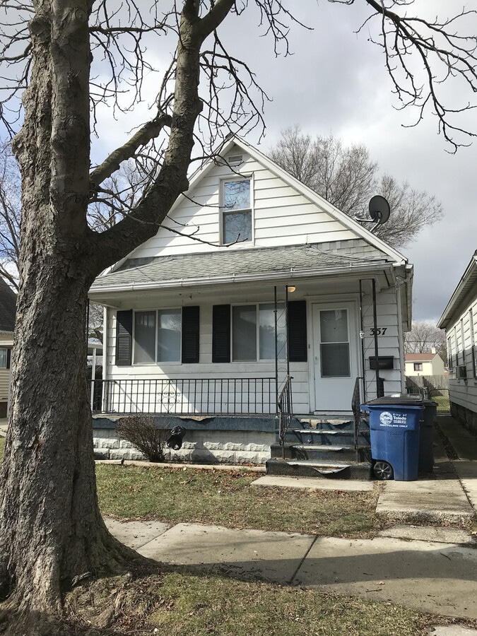 2 Bedroom House with Bonus Room - 2 Bedroom House with Bonus Room