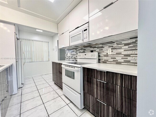 Building Photo - 8450 Lagos De Campo Blvd Unit 308 Rental
