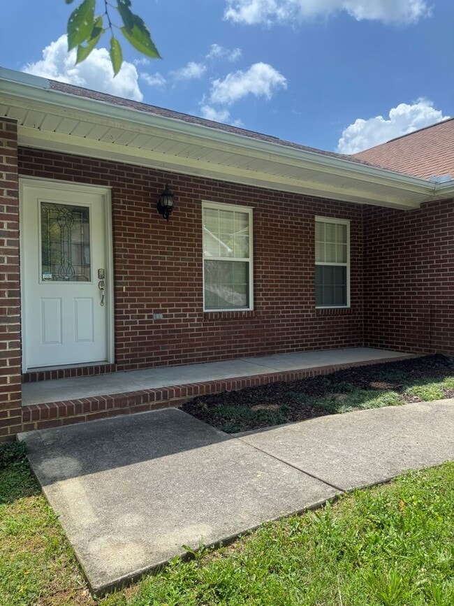 Photo - Seymour 37865 - 3 Bedroom, 2 Bath Home with a 3-Car Garage - Contact Lisa Vineyard and Shannon Ru...