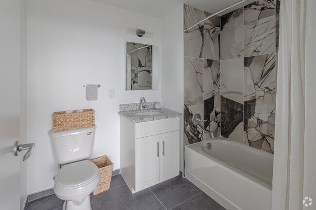 2BR, 2BA - 699SF - Bathroom
