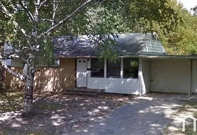 Building Photo - Available November 2025. 4 bedroom, 1 bath...