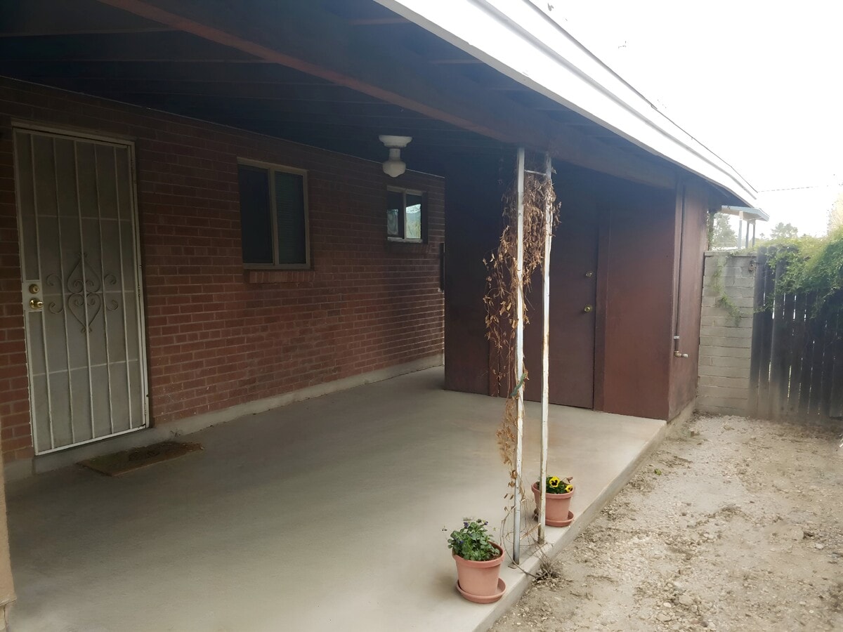 Entrance Way - 221 E Elm St Unit 221 Elm #1