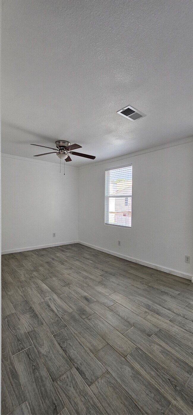 Photo - 811 Knights Bridge Ln