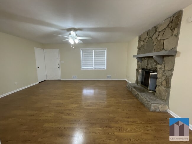 Photo - 2595 Woodland Dr NW