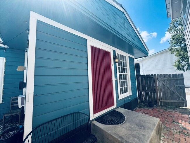 Photo - 711 W 35th St
