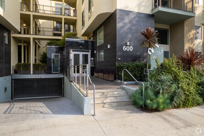 600 S Ridgeley Dr - Museo