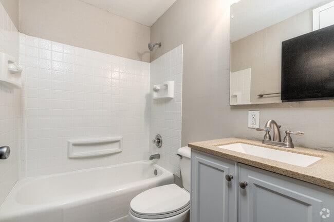 1BR, 1BA - 567SF - Bathroom