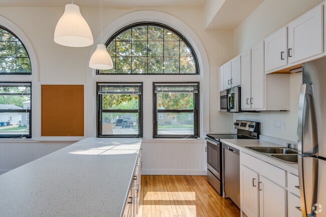 2 BR, 1 BA - 1,213SF