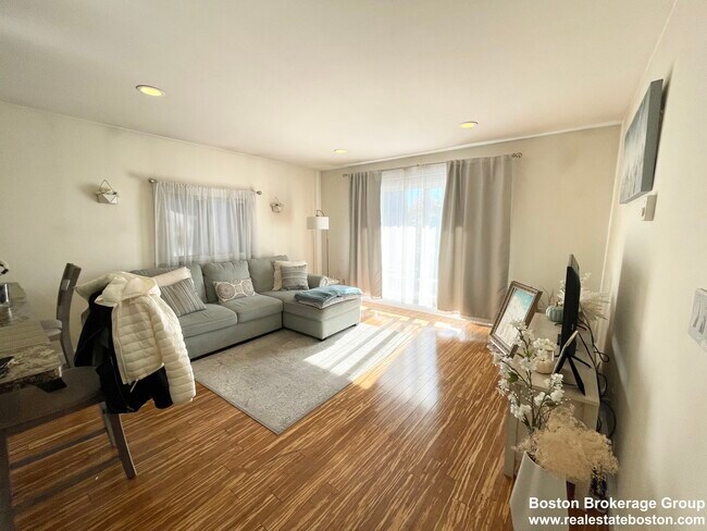 Photo - 390 E 8th St Unit 4