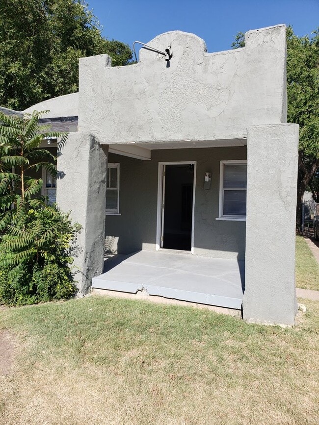 Building Photo - 702 N Buchanan St Unit A