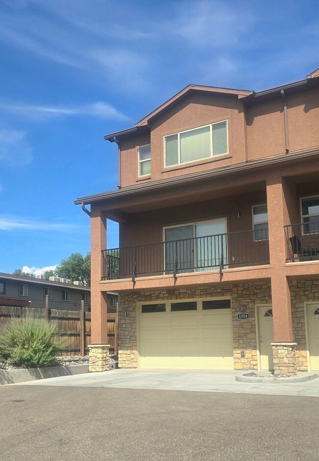 Photo - 1558 Poplar Dr
