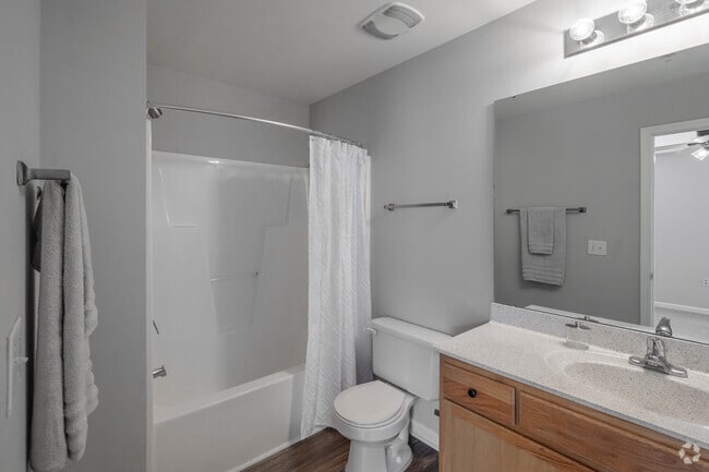 2BR, 2BA - 1,023SF - Secondary Bathroom