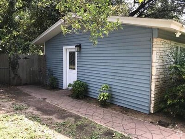 Building Photo - Studio Living in Austin Rental