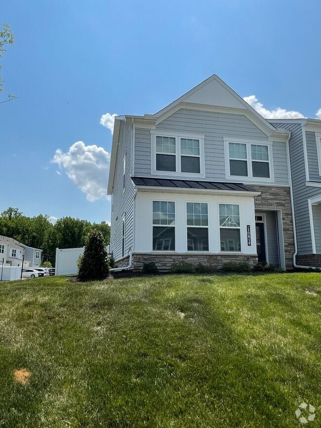 Building Photo - Stylish Townhome in Award-Winning River Mi...