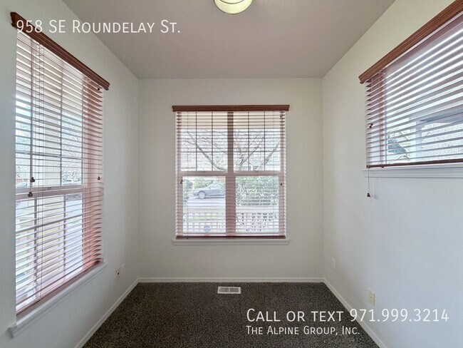 Photo - 958 SE Roundelay St