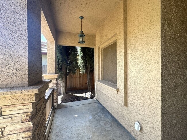 Photo - 1033 Halidon Way