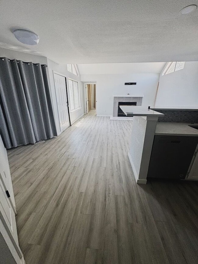Photo - Spacious 3 Bedroom Home with Vaulted Ceilings & Fireplace
