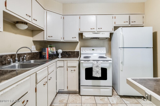Photo - 211 Versailles Blvd Unit 11