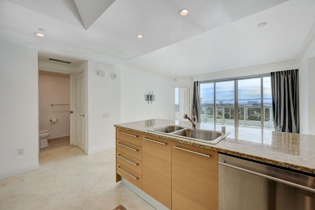 Photo - Turnberry Towers East 804- Strip/City/Mnt Views from this Stunning 1Bd/1.5Ba Residence Unidad 804