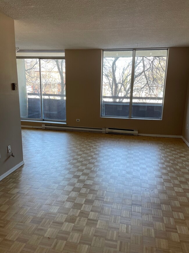 Photo - 175 Bloor St W