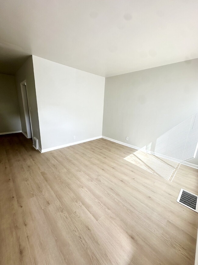 Photo - 716 E 17th St Unidad B