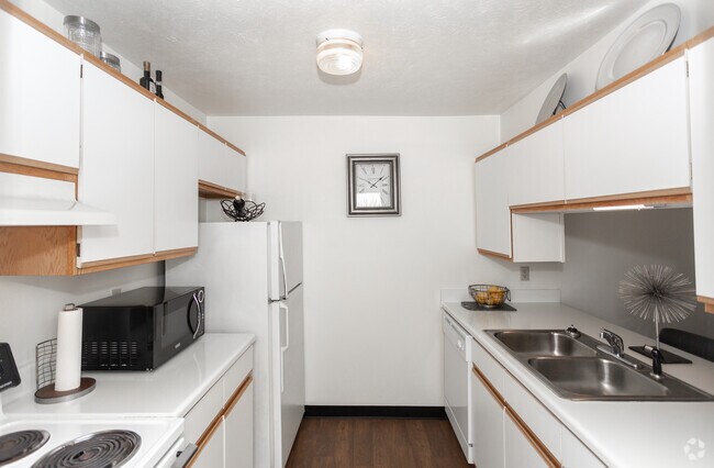 2BR, 1BA - 960 SF