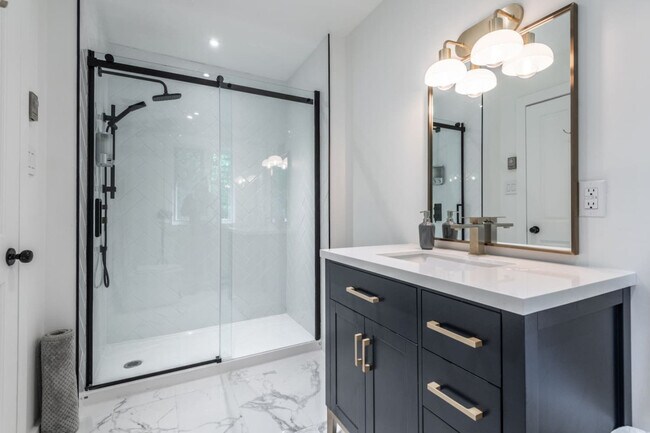 Photo - 60 Chem. de la Paroi-Rocheuse Unit ID1061548P