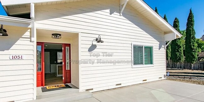 Photo - Single Family Home!! 3 beds, 2 baths- additional bonus room with kitchen and private entrance.